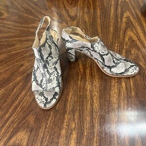 Gray and Black Open Toe Sandals with Snakeskin Design and Chunky Heel